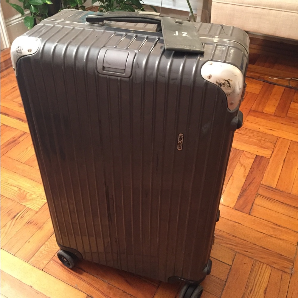 Rimowa hybrid check in. !!One wheel is missing !!